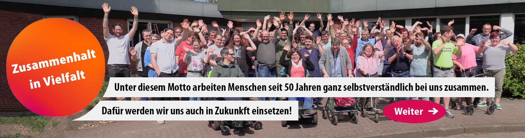 Zusammenhalt in Vielfalt – dargestellt durch ein Foto von vielen Beschäftigten des Lebenshilfewerk Pinneberg, die vor dem Gebäude stehen, lachen und in die Kamera winken.